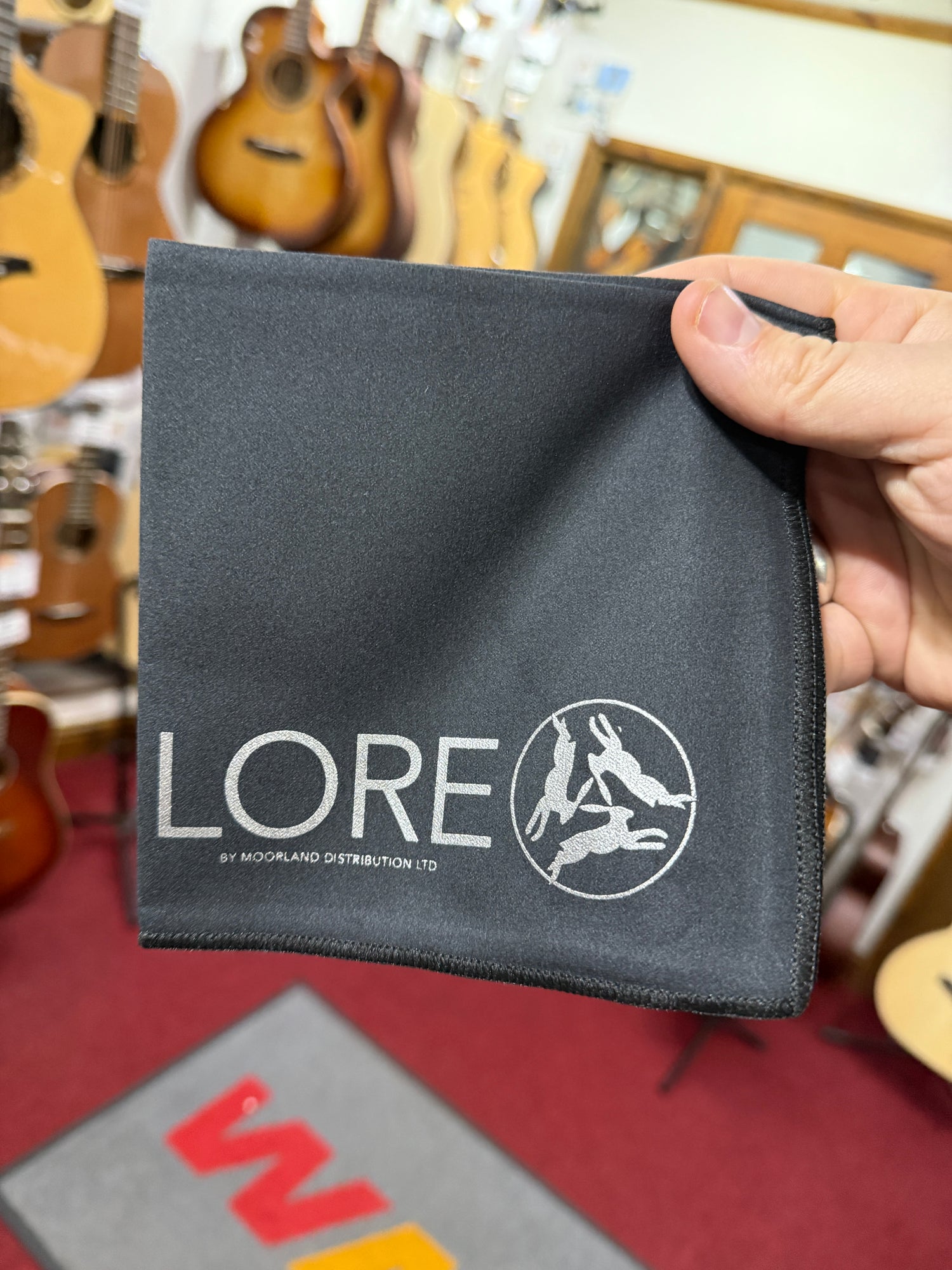 LORE Polishing Cloth folded – guitar care accessory