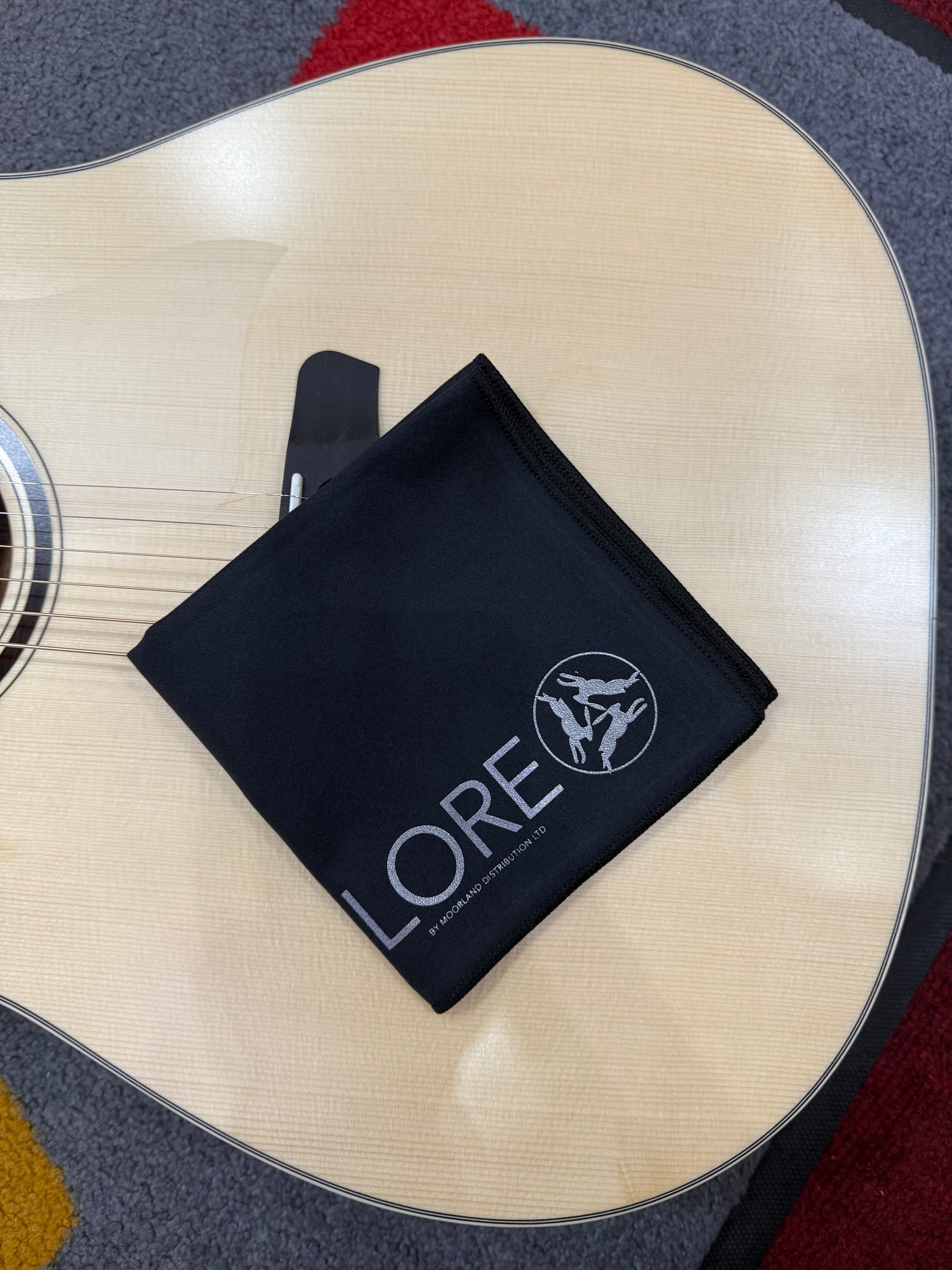 LORE Polishing Cloth – natural guitar care by Moorland Distribution