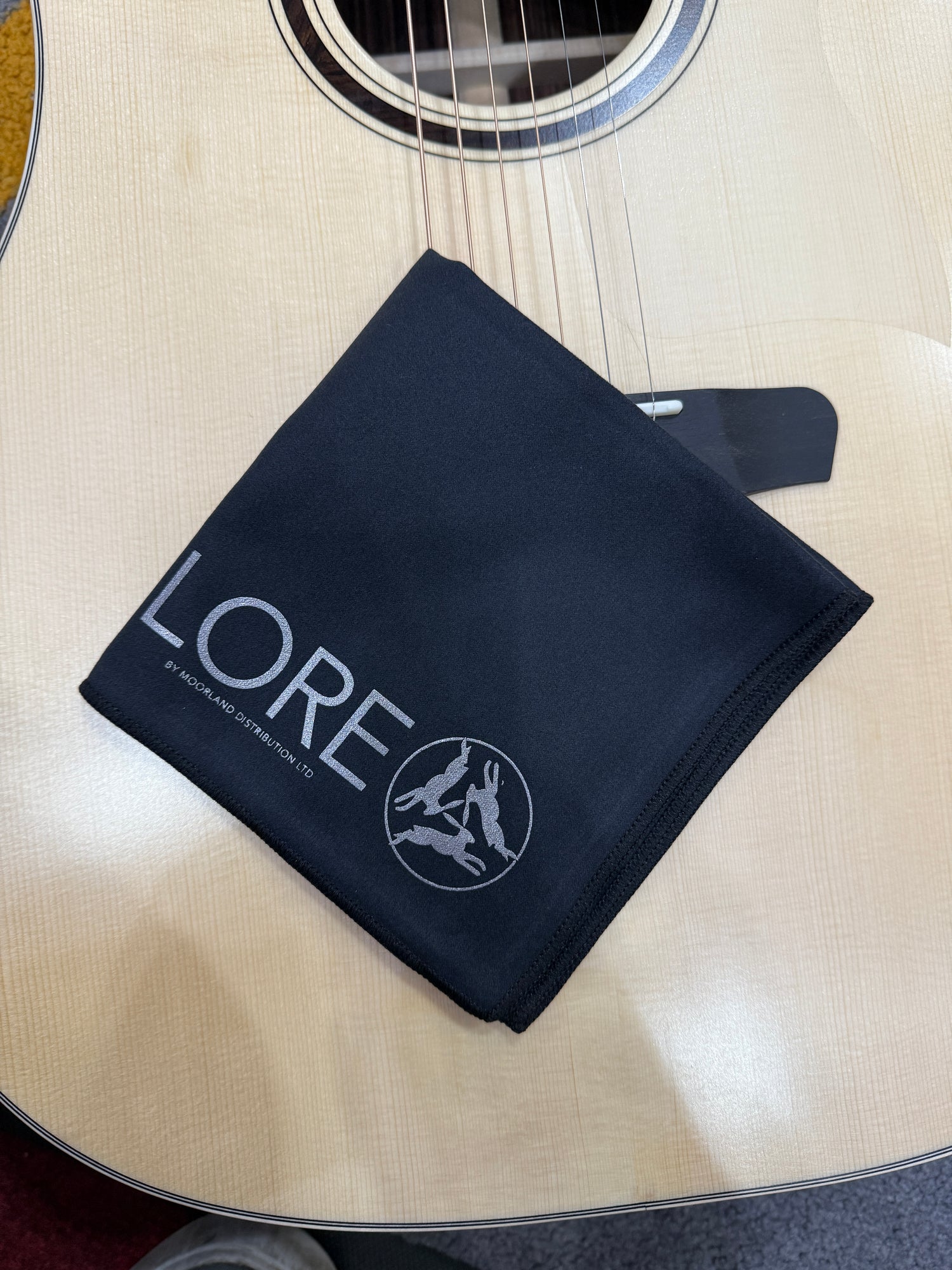 LORE Polishing Cloth in use – cleaning a guitar body